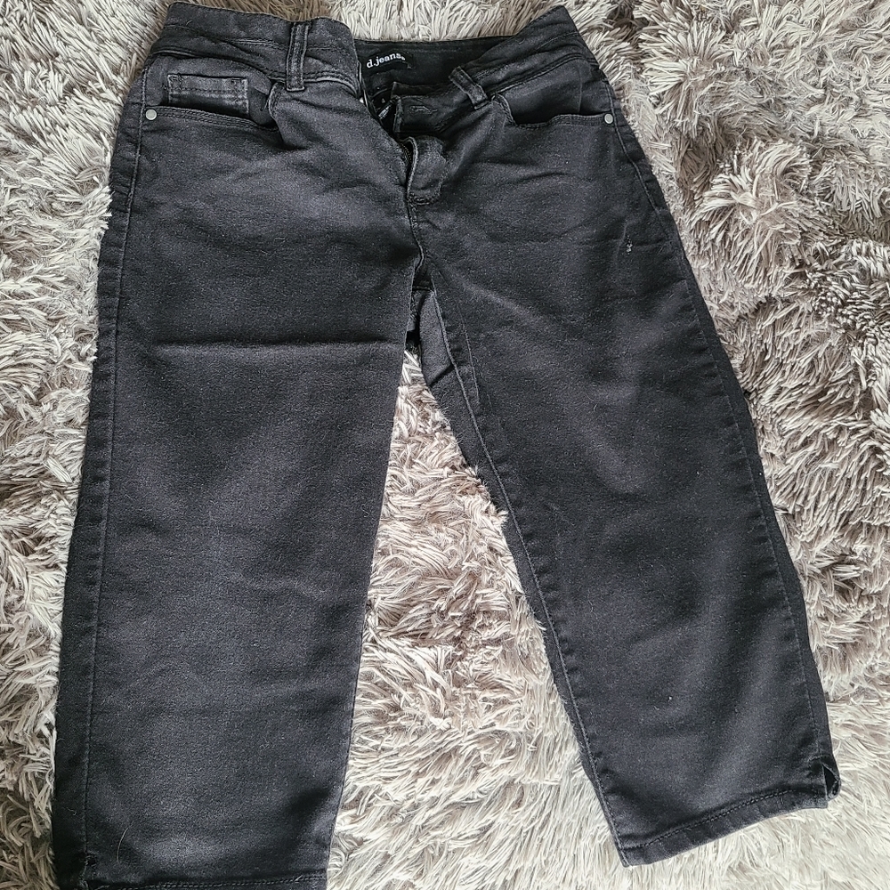 Black capris